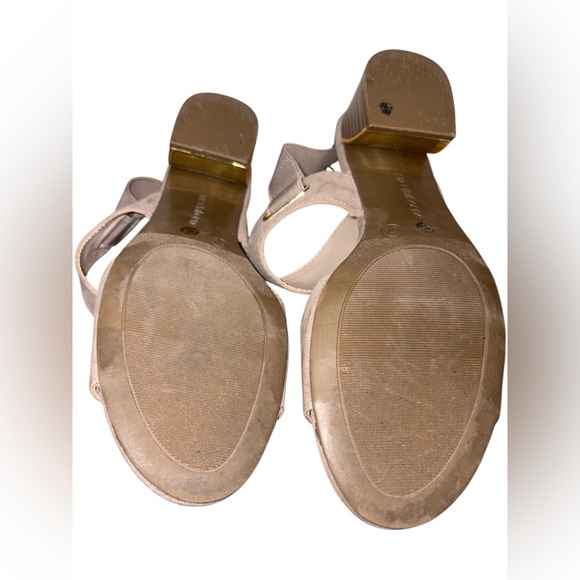 Liz Claiborne LC Clashing Low Heel Sandal Beige Suede Gold Accents Size 6.5 - Picture 8 of 10